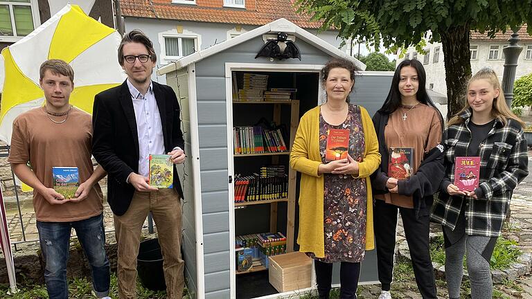 Kulturamtsleiter Jan Marberg (2.v.l.) wird  die 'Kleine Bücherhöhle' von Darius Framke, Margit und Patrizia Schmaus und Leonie Kretz (von links) künftig mit Bücherspenden unterstützen. Foto: Hans-Peter Ehrensberger       -  Kulturamtsleiter Jan Marberg (2.v.l.) wird  die 'Kleine Bücherhöhle' von Darius Framke, Margit und Patrizia Schmaus und Leonie Kretz (von links) künftig mit Bücherspenden unterstützen. Foto: Hans-Peter Ehrensberger