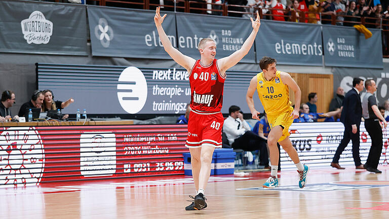 Collin Welp von den Würzburg Baskets jubelt nach einem erfolgreichen Dreier gegen Alba Berlin. Der Deutsch-Amerikaner rückt nach dem Abgang von Xeyrius Williams mehr ins Scheinwerferlicht.