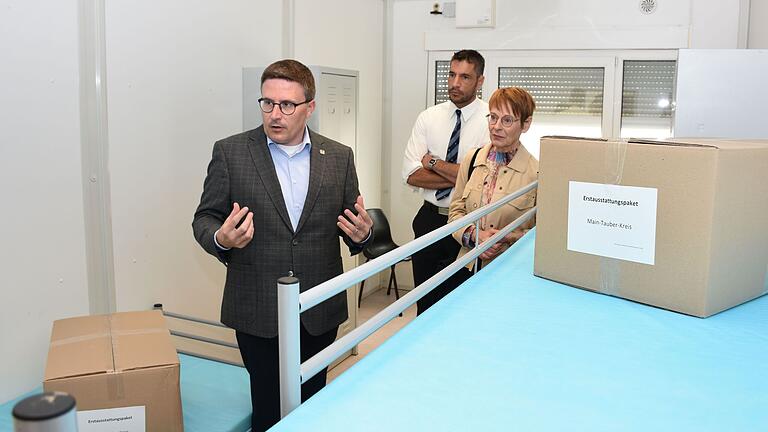 Landrat Christoph Schauder, Sozialdezernentin Elisabeth Krug und Bürgermeister Nick Schuppert besichtigten eines der Zimmer für drei Bewohner in der Gemeinschaftsunterkunft Weikersheim.