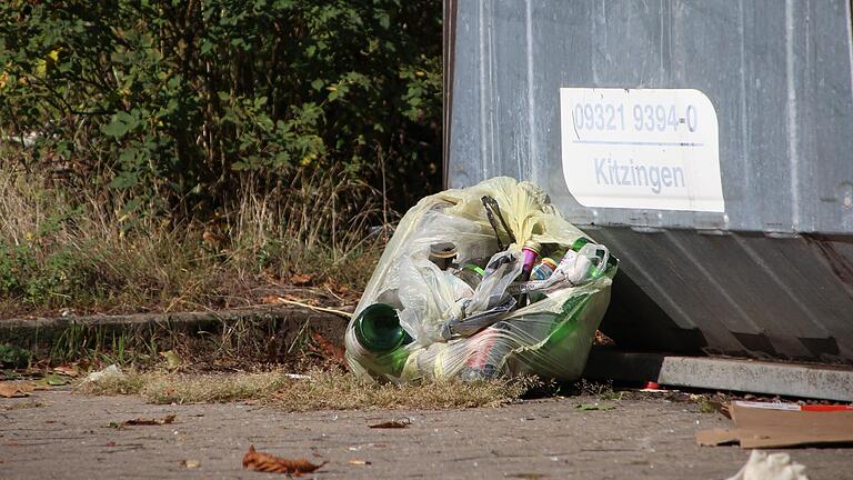 Bei den Altglascontainern in der Würzburger Straße in Kitzingen gesellen sich gerne mal Müllsäcke dazu.