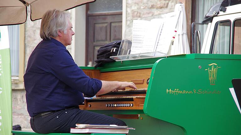 Peter Rottmann an der weltweit einzigartigen „Freiluft-Orgel“. - Peter Rottmann an der weltweit einzigartigen „Freiluft-Orgel“. Peter Rottmann an der weltweit einzigartigen „Freiluft-Orgel“. - Peter Rottmann an der weltweit einzigartigen „Freiluft-Orgel“.