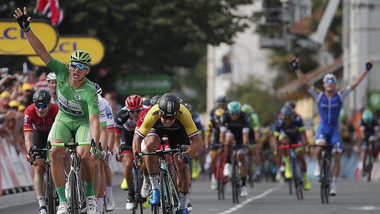 Fünfter Sieg       -  In Pau rast Marcel Kittel zu seinem fünften Etappensieg bei der laufenden Tour de France, und zeigt dies mit der Rechten an.