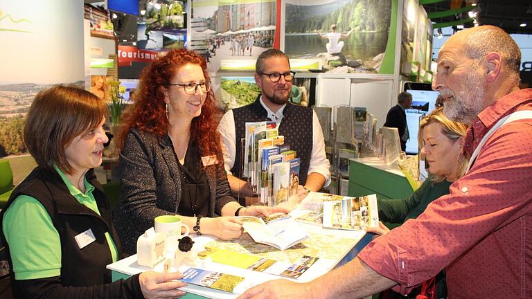 Siegfried und Ursula Angele (Biberach, rechts im Bild) lassen sich von Ursula Kritsch (von links), Susanne Kaiser und Christoph Neubauer auf dem Stand der Rhön GmbH auf der Touristikmesse CMT in Stuttgart von einem Urlaub in der Rhön überzeugen.  Fotos: Paul Ziegler       -  Siegfried und Ursula Angele (Biberach, rechts im Bild) lassen sich von Ursula Kritsch (von links), Susanne Kaiser und Christoph Neubauer auf dem Stand der Rhön GmbH auf der Touristikmesse CMT in Stuttgart von einem Urlaub in der Rhön überzeugen.  Fotos: Paul Ziegler