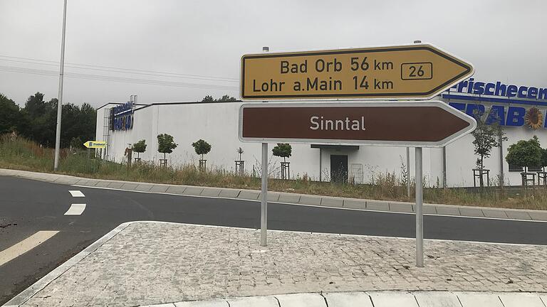 Auf dem Schild an neuem Kreisel in Gemünden für den Sinngrund steht 'Sinntal'. Auf dem Schild an neuem Kreisel in Gemünden für den Sinngrund steht 'Sinntal'.