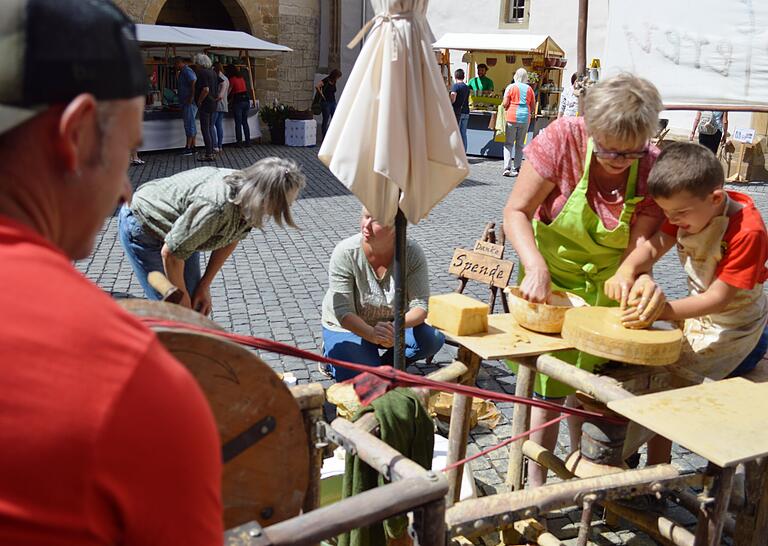 Früh übt sich, wer einmal ein guter Keramiker werden will: Viele Kinder nutzten die Möglichkeit, sich an einer Töpferscheibe auszuprobieren.