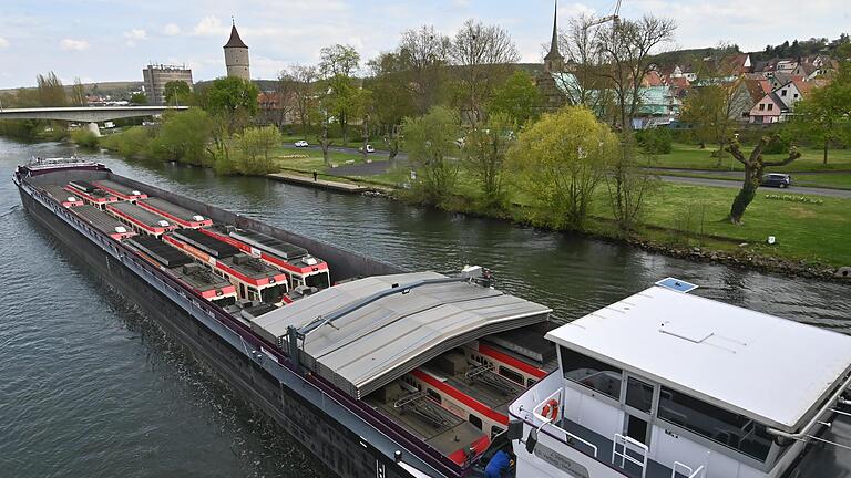 Im Bauch eines 110 Meter langen Frachtschiffs ziehen Triebwagen und Waggons der schweizerischen Waldenburgerbahn an Ochsenfurt vorbei Richtung Bratislava.&nbsp;