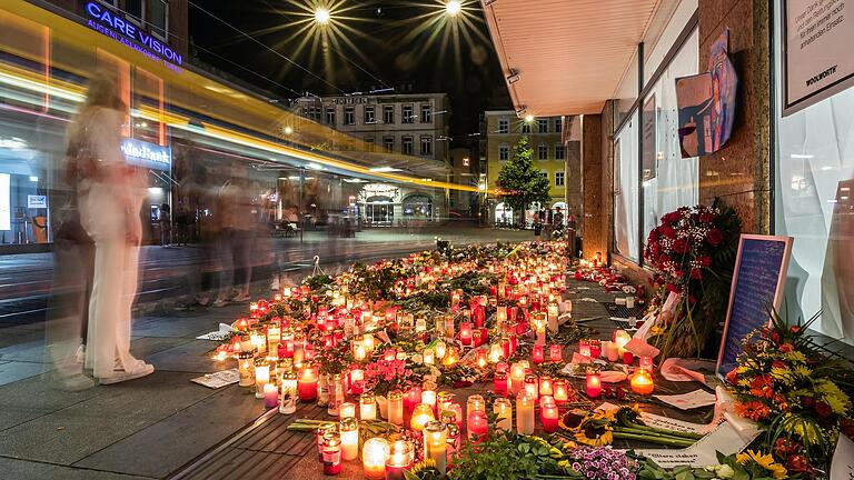 Blumen und Kerzen am Barbarossaplatz in Würzburg nach dem Messerangriff vom 25. Juni (Archivfoto): Auch Augenzeugin Katharina L. hat für die Opfer hier eine Kerze entzündet.