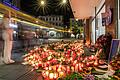 Blumen und Kerzen am Barbarossaplatz in Würzburg nach dem Messerangriff vom 25. Juni (Archivfoto): Auch Augenzeugin Katharina L. hat für die Opfer hier eine Kerze entzündet.