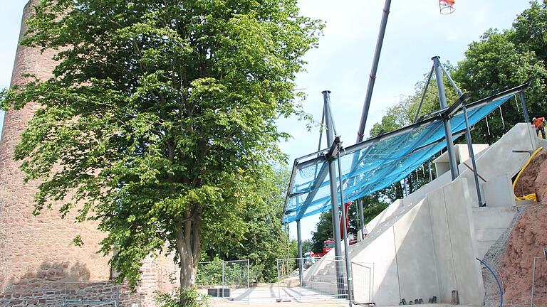 Die neue Tribüne der Scherenburgfestspiele soll noch im Juni fertig werden.