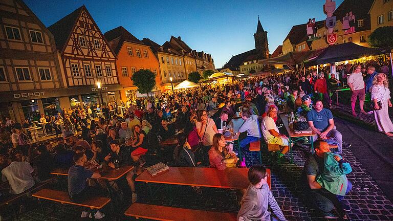 Voller Marktplatz, bestes Sommerwetter, rockige Musik aus Nürnberg und ein tanzendes Publikum vor der Bühne, so präsentierte sich das jüngste Donnerstagskonzert in Bad Neustadt.