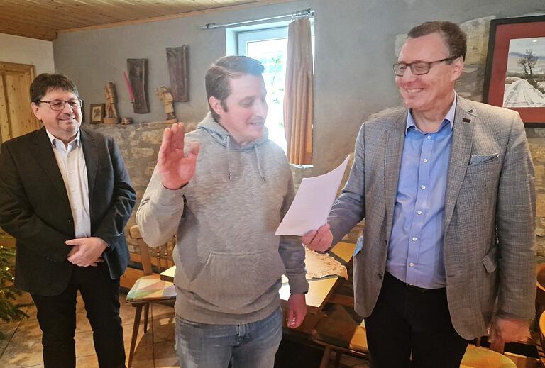 Johannes Dieck schwört als neuer Feldgeschworener Gadheims eine gewissenhafte und unparteiische Erfüllung seiner Amtspflichten und zeitlebens Bewahrung des Siebenergeheimnisses, links der neue Gadheimer Obmann Johannes Römert und rechts Bürgermeister Jürgen Götz. Johannes Dieck schwört als neuer Feldgeschworener Gadheims eine gewissenhafte und unparteiische Erfüllung seiner Amtspflichten und zeitlebens Bewahrung des Siebenergeheimnisses, links der neue Gadheimer Obmann Johannes Römert und rechts Bürgermeister Jürgen Götz.