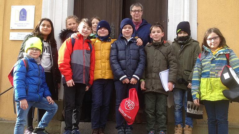 Die evangelische Religionsgruppe der Klasse 4 b der Grundschule Marktbreit besuchte im Februar mit ihrer Lehrerin Elisabeth Wurl die Obernbreiter St. Burkhard-Kirche.