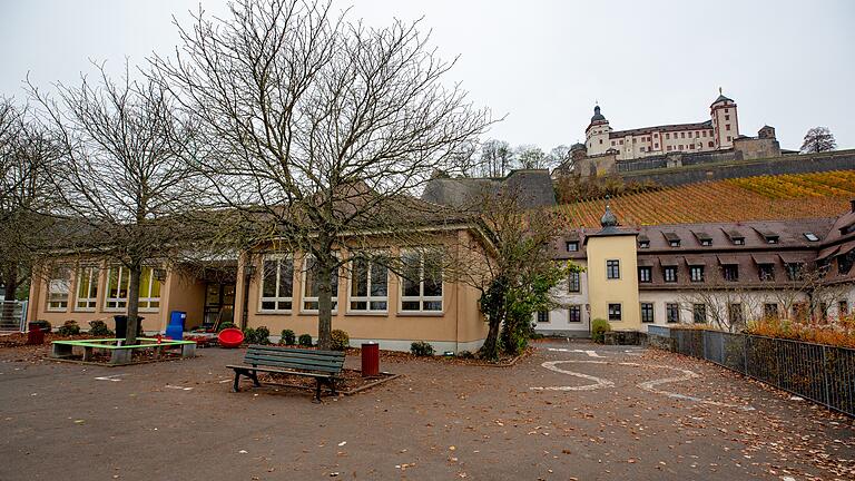 Die Steinbachtal-Burkarder-Grundschule in Würzburg (hier das Schulgebäude der Burkarder-Schule) hat mit Lehrermangel zu kämpfen. Jetzt hilft eine Mutter aus.