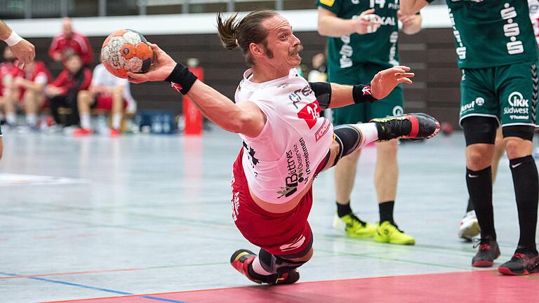 Geht es nach den Plänen des DHB, dann kehren Franziskus Gerr (am Ball) und der HSC Bad Neustadt im April zu Wettbewerbsspielen in die Halle zurück.