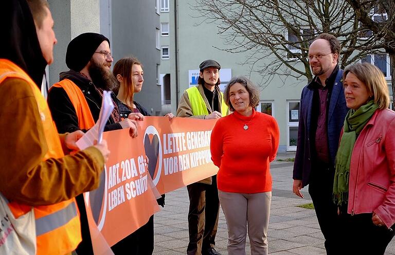 Bei den Grünen war die Stimmung harmonischer: Jessica Hecht, Patrick Friedl und Kerstin Celina (von rechts) bedankten sich bei den Protestierenden für ihr Engagement.&nbsp;