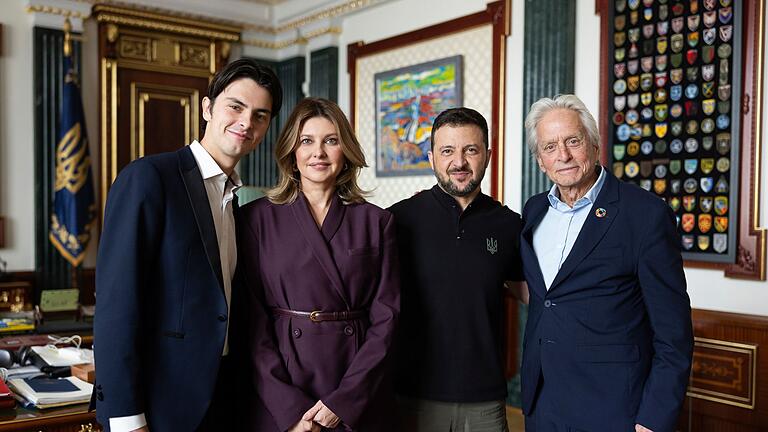 Ukraine-Krieg - Michael Douglas in Kiew       -  Michael Douglas besucht mit Sohn Dylan die Ukraine und traf Präsident Wolodymyr Selenskyj (2.v.r) und seine Frau Olena. (Archivbild)