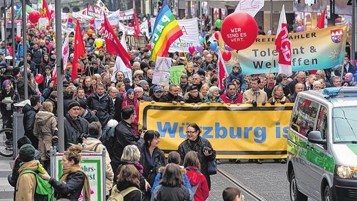 Tausende gingen am Samstagnachmittag bei der &bdquo;Würzburg ist bunt&ldquo;-Demo auf die Straße.