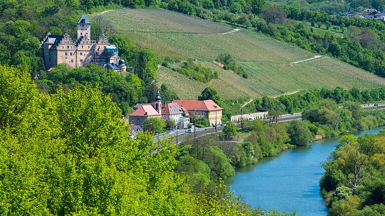 Ein Wahrzeichen der Region: Schon von Weitem aus ist Schloss Mainberg sichtbar. Bürgermeister Stefan Rottmann wünscht sich deshalb ein touristisches Hinweisschild an der A 70 auf das historische Denkmal.