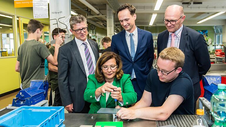 Nach dem Rundgang eine Runde schrauben: Im Bild (von links) Michael Bischof, Geschäftsführer des bayerischen Verbands der Metall-und Elektroindustrie, Bürgermeisterin Sorya Lippert, Landrat Florian Töpper, Personalleiter Oliver Sprenger und Auszubildender Tobias Greulich. Nach dem Rundgang eine Runde schrauben: Im Bild (von links) Michael Bischof, Geschäftsführer des bayerischen Verbands der Metall-und Elektroindustrie, Bürgermeisterin Sorya Lippert, Landrat Florian Töpper, Personalleiter Oliver Sprenger und Auszubildender Tobias Greulich.