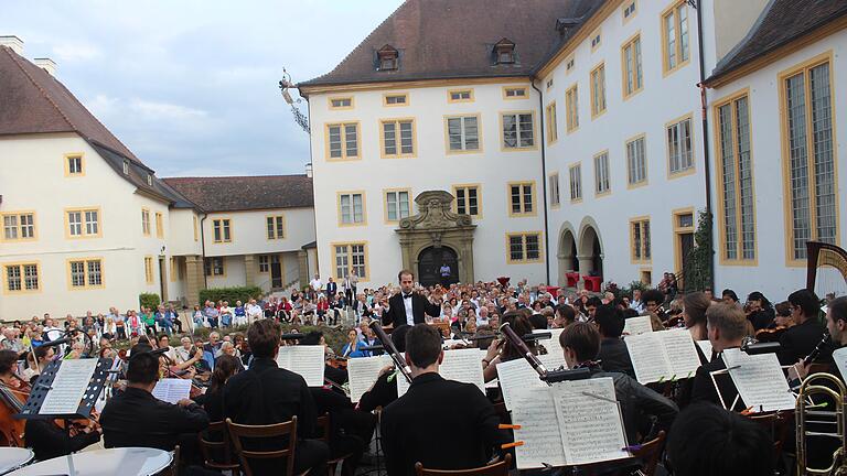 Als imposanter Klangkörper erwies sich das Orchester des Collegium Musicum, das im Schlosshof in Wiesentheid spielte. Begabte junge Musiker aus aller Welt gehören zu dem Collegium, das derzeit zur Sommerakademie in Pommersfelden ist.