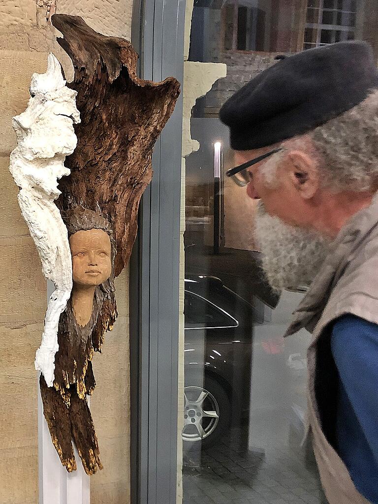 Engel haben es dem Künstler Dieter Frank immer wieder angetan. So auch dieser Putto, der aus einem Ast hervorlugt. Engel haben es dem Künstler Dieter Frank immer wieder angetan. So auch dieser Putto, der aus einem Ast hervorlugt. 