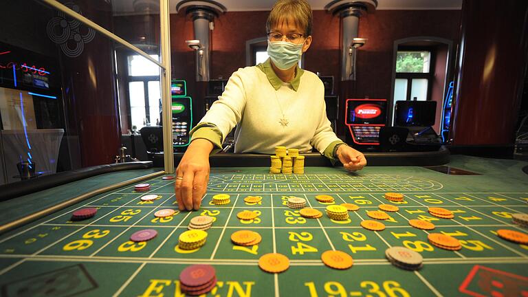 Glücksspiel nach Hygieneregeln: Spielbankdirektorin Marina Klein am Roulettetisch im Automatensaal des Luitpold-Casinos.