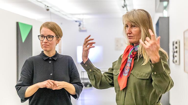 Luisa Heese (links), Direktorin des Museums im Kulturspeicher Würzburg, und Anke Kempkes haben gemeinsam die Ausstellung 'Konkret Global!' kuratiert.