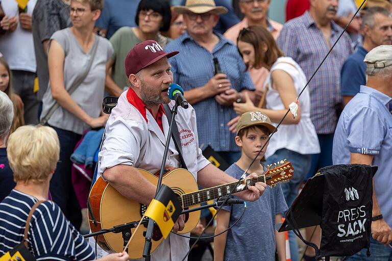 Der singende Metzgermeister Markus Brehm aus Dietersdorf beim Auftritt im Zielbereich. Der singende Metzgermeister Markus Brehm aus Dietersdorf beim Auftritt im Zielbereich.
