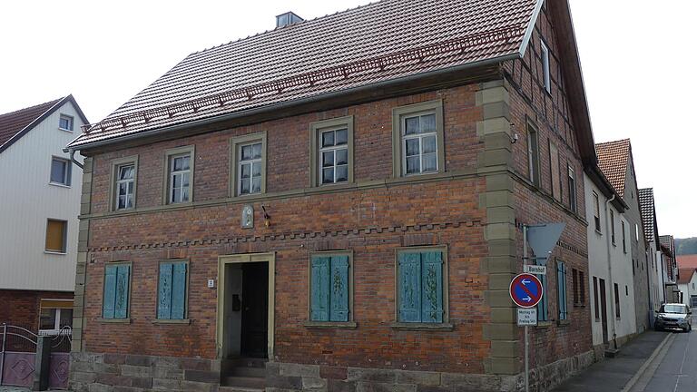 Diskussionspunkt bei der Bürgerversammlung: Der Erwerb des prägnanten Gebäudes Marktstraße 11 in exponierte Lage gegenüber dem Rathaus durch den Markt Oberelsbach. Für das Areal wird derzeit eine Machbarkeitsstudie durchgeführt. Hier könnte ein Maskenmuseum entstehen. Diskussionspunkt bei der Bürgerversammlung: Der Erwerb des prägnanten Gebäudes Marktstraße 11 in exponierte Lage gegenüber dem Rathaus durch den Markt Oberelsbach. Für das Areal wird derzeit eine Machbarkeitsstudie durchgeführt. Hier könnte ein Maskenmuseum entstehen.