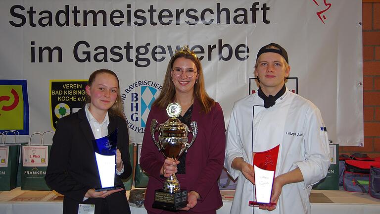 Sieger und Siegerin: Eva Kirchner, Weinprinzessin Emmi Wendemuth mit dem Wanderpokal für Erstplazierte, rechts Joel Fitzges.       -  Sieger und Siegerin: Eva Kirchner, Weinprinzessin Emmi Wendemuth mit dem Wanderpokal für Erstplazierte, rechts Joel Fitzges.