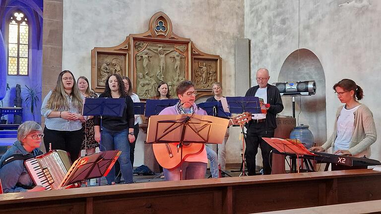 Die Musikgruppe 'Kreuz &amp; Quer' aus Wolfsmünster hatte die musikalische und textliche Gestaltung der 'Abendgesänge' zum Thema 'Frieden, Freude, Menschlichkeit' in der Stadtpfarrkirche St. Peter und Paul in Gemünden übernommen.