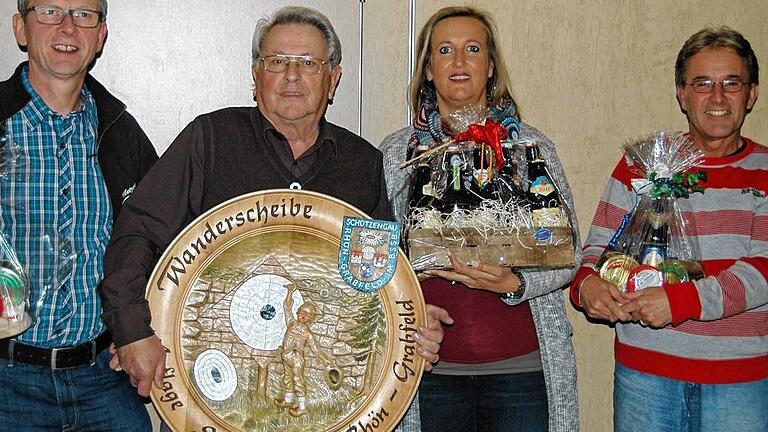 Die Besten im Altersschießen: Beim diesjährigen Wettbewerb in Bahra dominierten (von links) Jürgen Schmitt, Heinz Halbig und Andreas Eisemann. Dafür wurden sie von Ursula Wirsing vom Schützengau Rhön-Grabfeld ausgezeichnet. Es fehlt Sieger Leonhard Raab. Die Besten im Altersschießen: Beim diesjährigen Wettbewerb in Bahra dominierten (von links) Jürgen Schmitt, Heinz Halbig und Andreas Eisemann. Dafür wurden sie von Ursula Wirsing vom Schützengau Rhön-Grabfeld ausgezeichnet. Es fehlt Sieger Leonhard Raab.