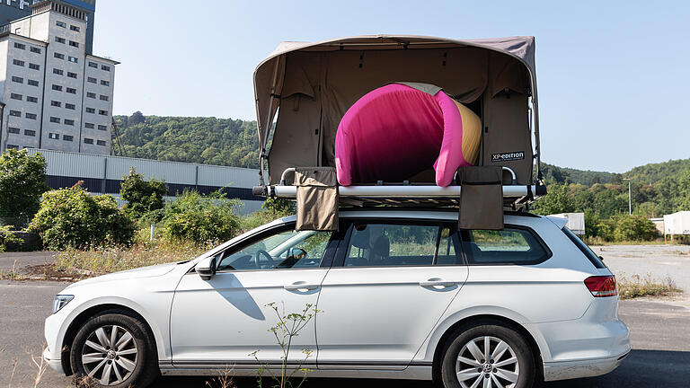 Während der Bauphase übernachtet das Ehepaar in einem Autodachzelt. Foto: Patty Varasano Während der Bauphase übernachtet das Ehepaar in einem Autodachzelt. Foto: Patty Varasano