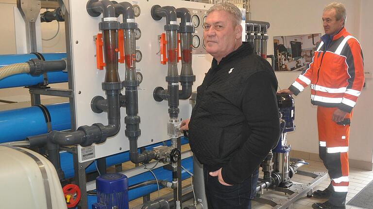 Zukünftig kommt für den Ortsteil Bergtheim das Leitungswasser von der FWF. Bürgermeister Konrad Schlier und Gemeindearbeiter Werner Gerber vor der Umkehrosmose-Anlage. Zukünftig kommt für den Ortsteil Bergtheim das Leitungswasser von der FWF. Bürgermeister Konrad Schlier und Gemeindearbeiter Werner Gerber vor der Umkehrosmose-Anlage.