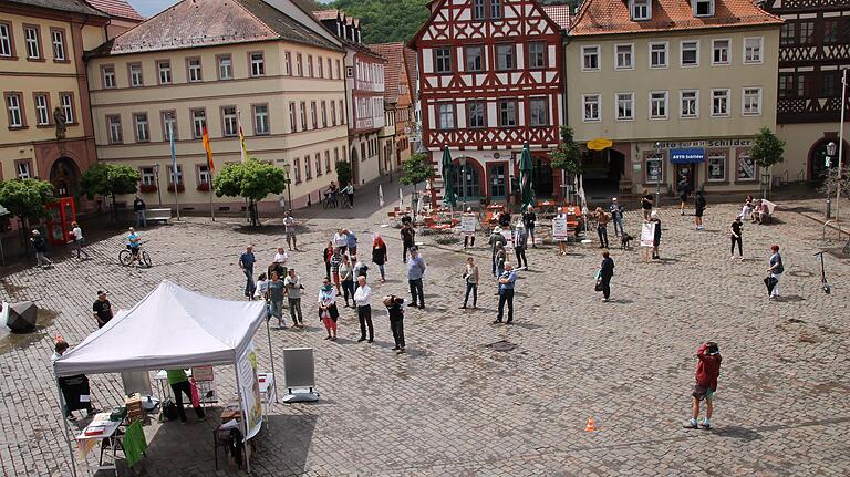 Demonstration gegen Corona-Auflagen auf dem Marktplatz in Karlstadt vor zwei Wochen.