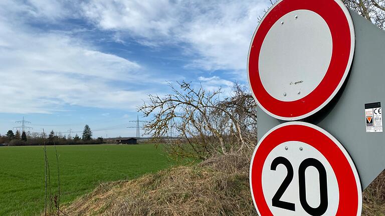 Auf dieser Fläche am Rand von Oberndorf, kurz vor der Autobahnauffahrt der A70, plant ein Investor auf drei Hektar ein Einkaufszentrum mit einem Supermarkt, einem Discounter und einem Drogeriemarkt. Derzeit wird der dafür nötige Vorhaben bezogene Bebauungsplan erstellt.