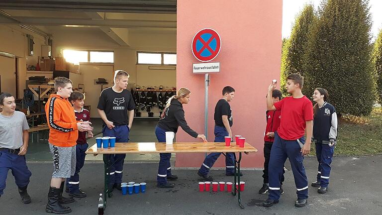 Die beiden Jugendwarte Patrick Bach und Markus Fuchs hatten sich einiges für das runde Dutzend Jungfeuerwehrler ausgedacht. Die beiden Jugendwarte Patrick Bach und Markus Fuchs hatten sich einiges für das runde Dutzend Jungfeuerwehrler ausgedacht.
