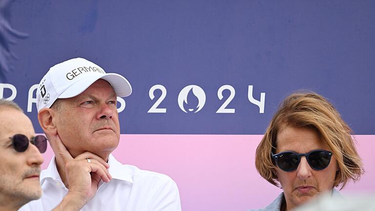 Olaf Scholz in Paris       -  Bundeskanzler Olaf Scholz wurde von einigen Athleten in Paris auf eine bessere Sportförderung angesprochen.