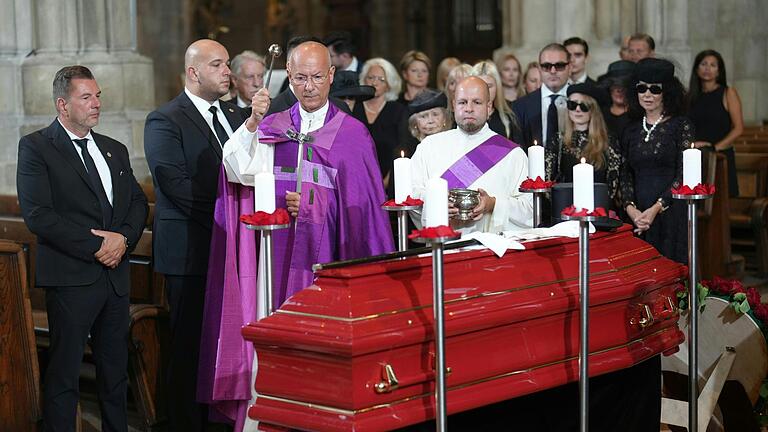 Abschied von Richard Lugner       -  Dompfarrer Toni Faber segnet Lugners Sarg im Stephansdom.