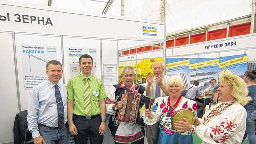 International aufgestellt: Folklore Einlage am Messestand auf der Agrar-Ausstellung BELAGRO im weißrussischen Minsk. Foto: Pfeuffer