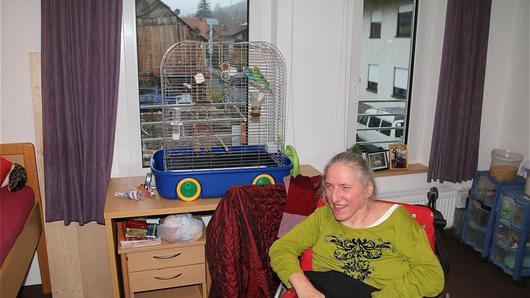 Wenn Rollstuhlfahrerin Gabi aus ihrem Fenster schaut, dann erfreut sie sich am Anblick der Altstadt. Fotos: Gerd Schaar - Wenn Rollstuhlfahrerin Gabi aus ihrem Fenster schaut, dann erfreut sie sich am Anblick der Altstadt. Fotos: Gerd Schaar Wenn Rollstuhlfahrerin Gabi aus ihrem Fenster schaut, dann erfreut sie sich am Anblick der Altstadt. Fotos: Gerd Schaar - Wenn Rollstuhlfahrerin Gabi aus ihrem Fenster schaut, dann erfreut sie sich am Anblick der Altstadt. Fotos: Gerd Schaar
