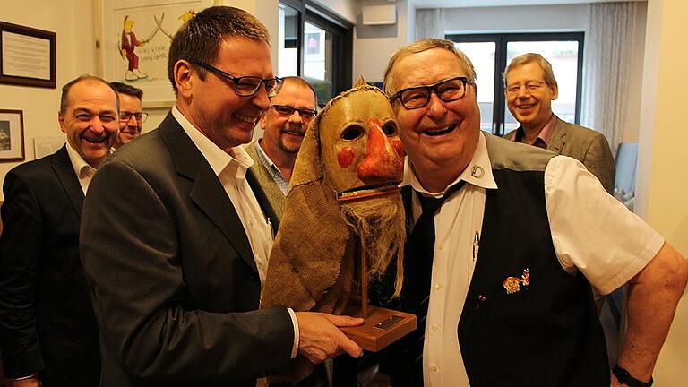 Großer Bahnhof zum 70. Geburtstag von Karl-Hermann Reich im Stadthotel Reich: Raphael Werner (links) vom Kreis der Führungskräfte der Firma Reich überreicht dem Jubilar eine Rhöner Schlappmaul-Maske. Großer Bahnhof zum 70. Geburtstag von Karl-Hermann Reich im Stadthotel Reich: Raphael Werner (links) vom Kreis der Führungskräfte der Firma Reich überreicht dem Jubilar eine Rhöner Schlappmaul-Maske.