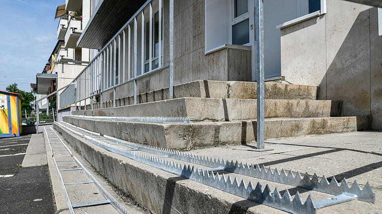 Metallstachel-Treppe beschäftigt Anwohner, Polizei und Stadt - Metallspitzen auf den Stufen sollen verhindern, dass Passanten sich hier nicht mehr setzen können. Metallstachel-Treppe beschäftigt Anwohner, Polizei und Stadt - Metallspitzen auf den Stufen sollen verhindern, dass Passanten sich hier nicht mehr setzen können.