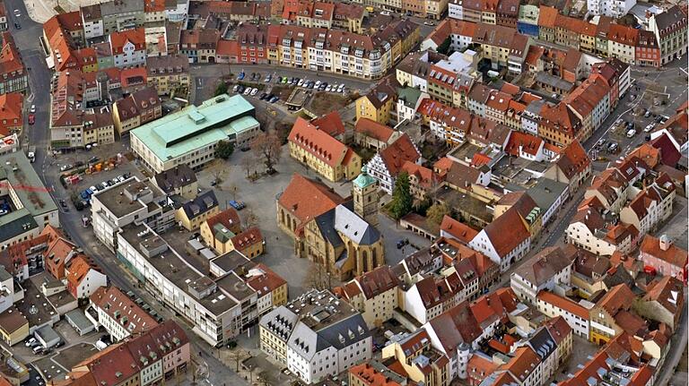 Im Herzen der Stadt: Der Rückert-Bau mit seinem markanten grünen Dach am Martin-Luther-Platz in Schweinfurt. Im Herzen der Stadt: Der Rückert-Bau mit seinem markanten grünen Dach am Martin-Luther-Platz in Schweinfurt.