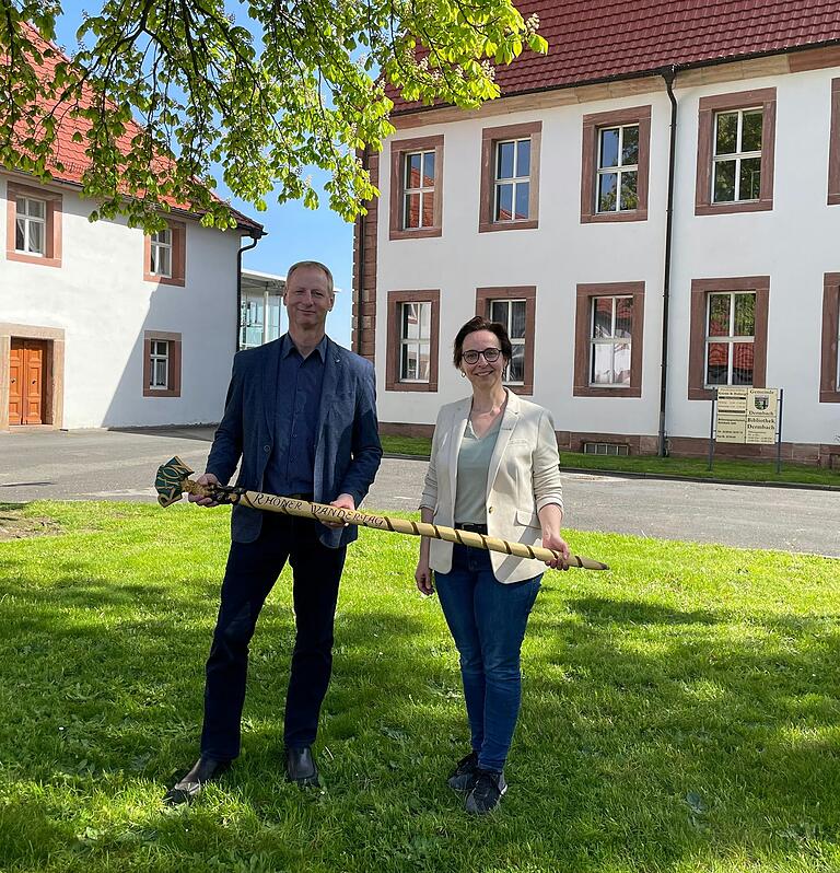 Bürgermeister Thomas Hugk und Schirmherrin Ulrike Schade mit dem Rhöner Wandertags-Staffelstab Bürgermeister Thomas Hugk und Schirmherrin Ulrike Schade mit dem Rhöner Wandertags-Staffelstab