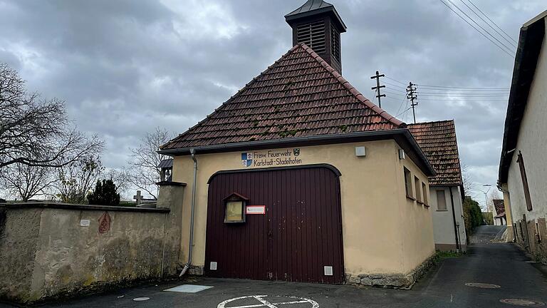 Ein neues Feuerwehrhaus im Karlstadter Ortsteil Stadelhofen ist mehr als überfällig. Das Foto zeigt das aktuelle Gebäude neben dem Friedhof. (Archivfoto) Ein neues Feuerwehrhaus im Karlstadter Ortsteil Stadelhofen ist mehr als überfällig. Das Foto zeigt das aktuelle Gebäude neben dem Friedhof. (Archivfoto)