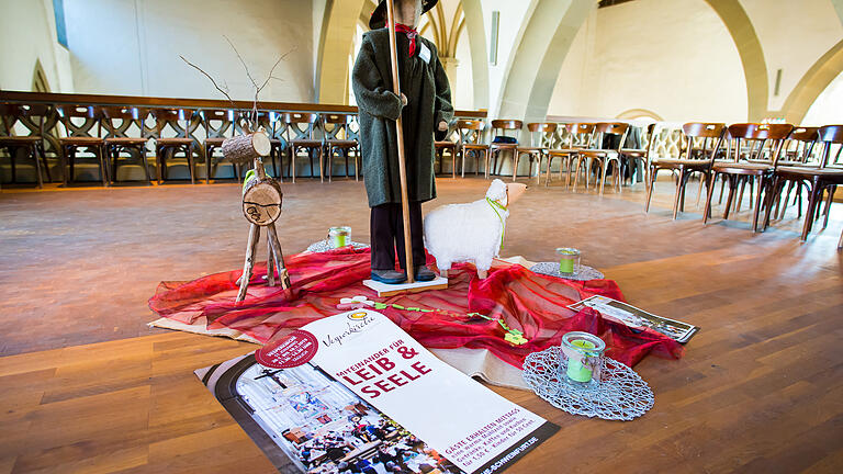 Die Ruhe vor dem Sturm. Zur Vorbereitung auf die Aufgaben des Tages und zur spirituellen Einstimmung, treffen sich die Gastgeber bevor die Türen für die Öffentlichkeit geöffnet werden im 'Stuhlkreis'. In wenigen Augenblicken werden diese Stühle voller Gastgeber sein.