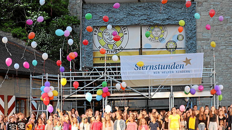 200 Kinder standen beim großen Finale des Jungen Theaters der Frankenfestspiele Röttingen gemeinsam auf der Bühne und ließen Luftballons steigen.