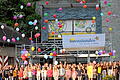 200 Kinder standen beim großen Finale des Jungen Theaters der Frankenfestspiele Röttingen gemeinsam auf der Bühne und ließen Luftballons steigen.