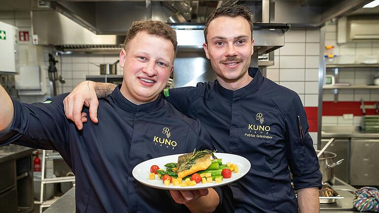 Die beiden Küchenchefs Robin Hofmann und Patrick Grieshaber stehen in der Küche des Restaurants Kuno mit dem Spargelgericht. Die beiden Küchenchefs Robin Hofmann und Patrick Grieshaber stehen in der Küche des Restaurants Kuno mit dem Spargelgericht. 